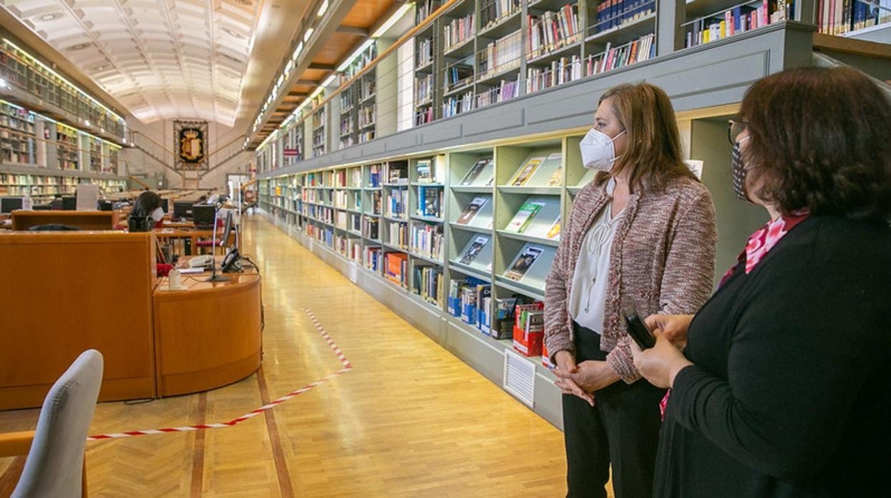 Rosa Ana Rodríguez durante su visita a la Biblioteca regional de Castilla-La Mancha