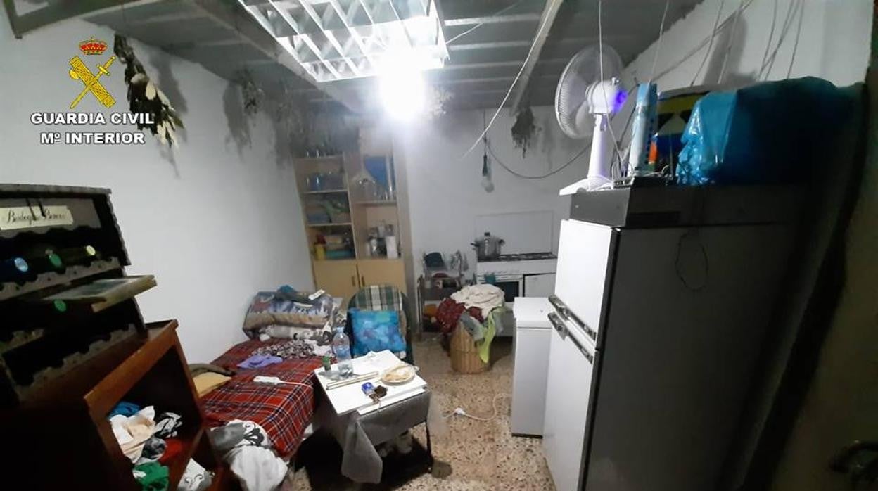 Imagen del garaje de una vivienda de Agost en la que estaba retenida la mujer