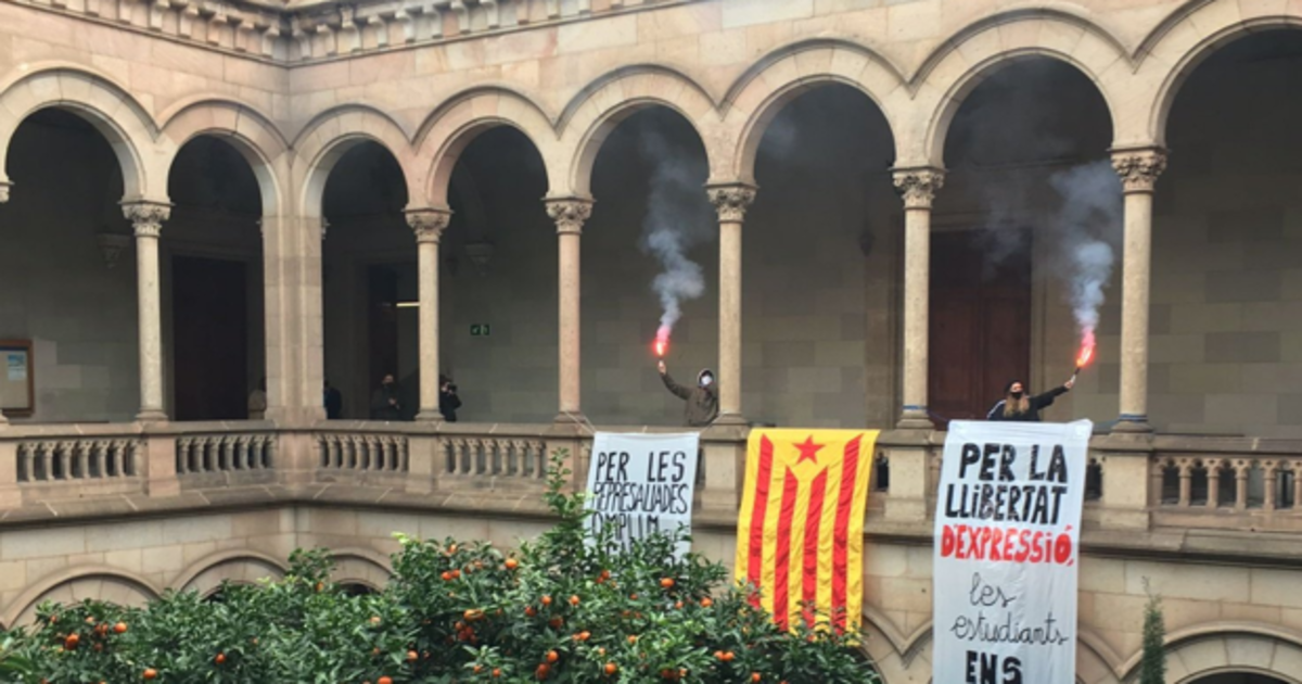 Medio centenar de estudianteshan irrumpiendo en las instalaciones de la Universidad de Barcelona