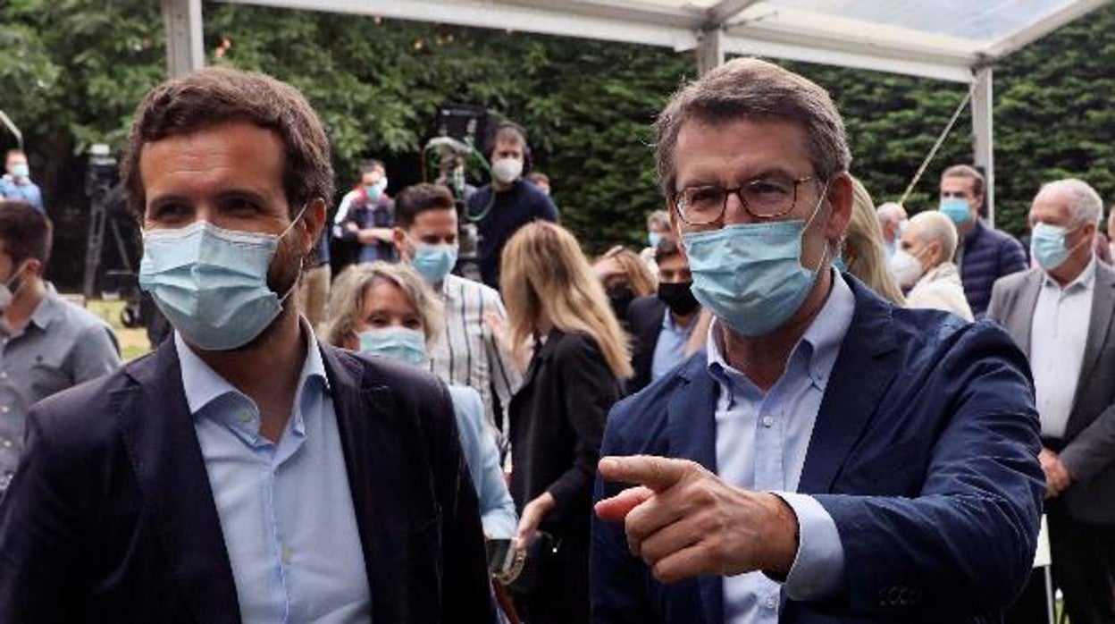 Pablo Casado y Alberto Núñez Feijóo, en la precampaña gallega