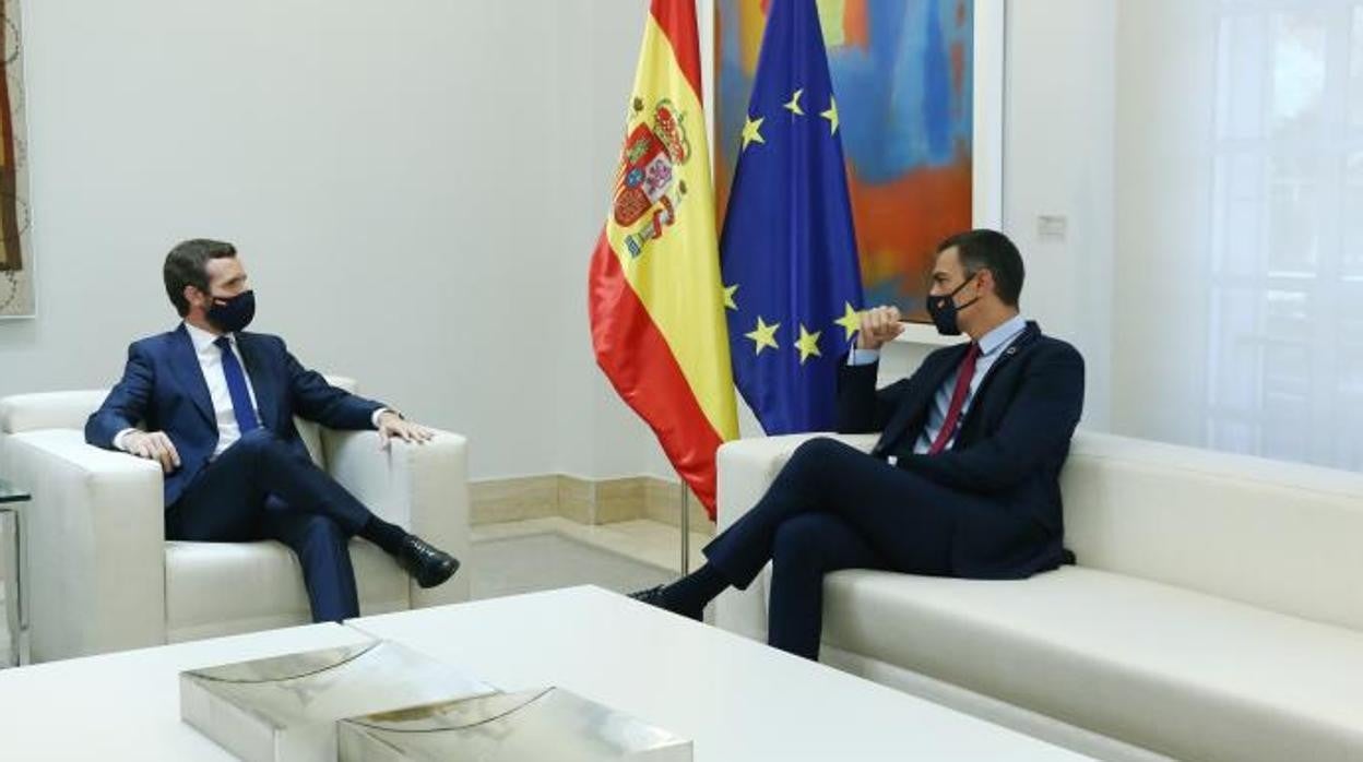 Pablo Casadoy Pedro Sánchez, en la reunión que mantuvieron en septiembre del año pasado
