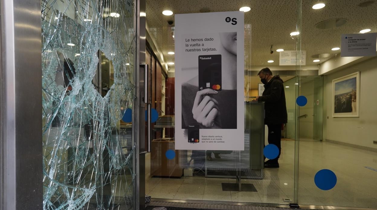 Cristalera de una sucursal bancaria atacada, en la calle del Arenal