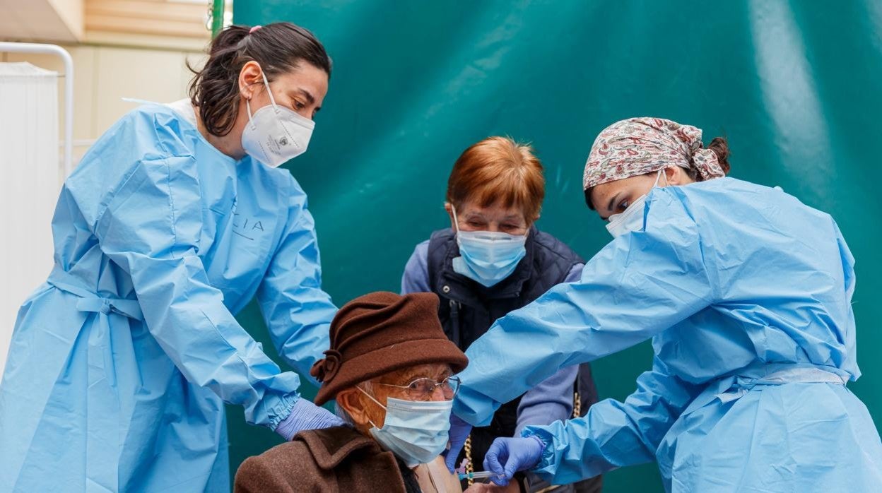 La Gerencia de Asistencia Sanitaria de la Junta en Segovia ha iniciado ya la vacunación a los grandes dependientes