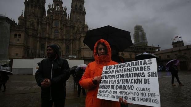 Negacionistas de toda España marchan por las calles de Santiago contra la reforma de la ley de salud gallega