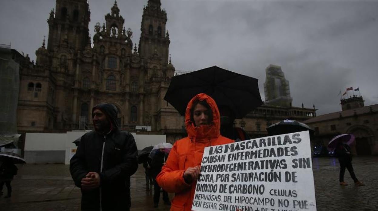 Negacionistas de toda España marchan por las calles de Santiago contra la reforma de la ley de salud gallega