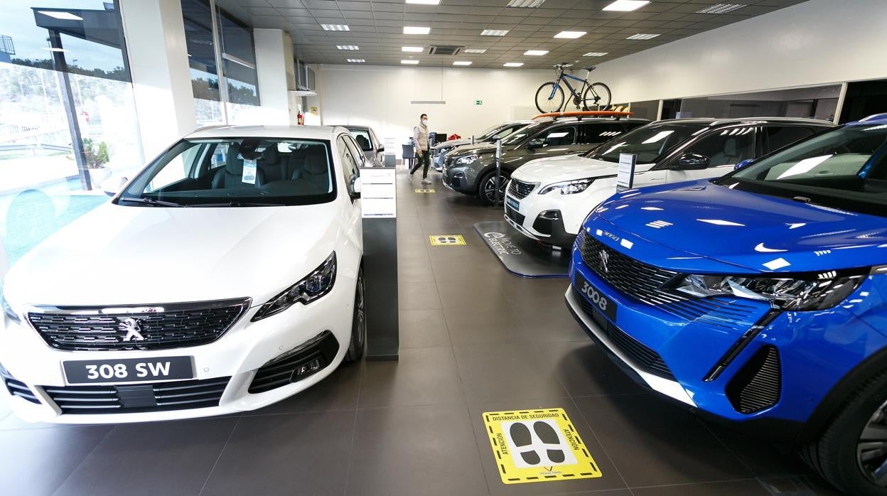 Coches de Peugeot en el concesionario Viñarás Toledo, en Olías del Rey (Toledo)