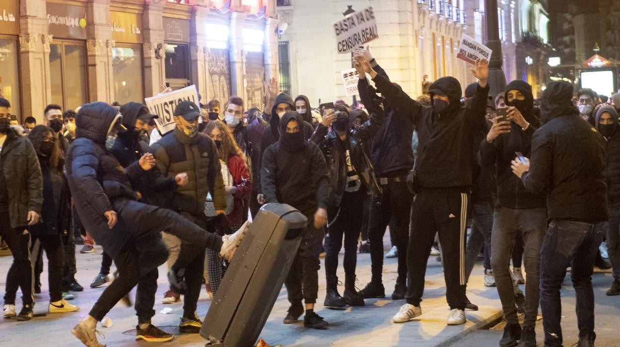 Vándalos destrozan una papelera, este miércoles, en los disturbios de Sol