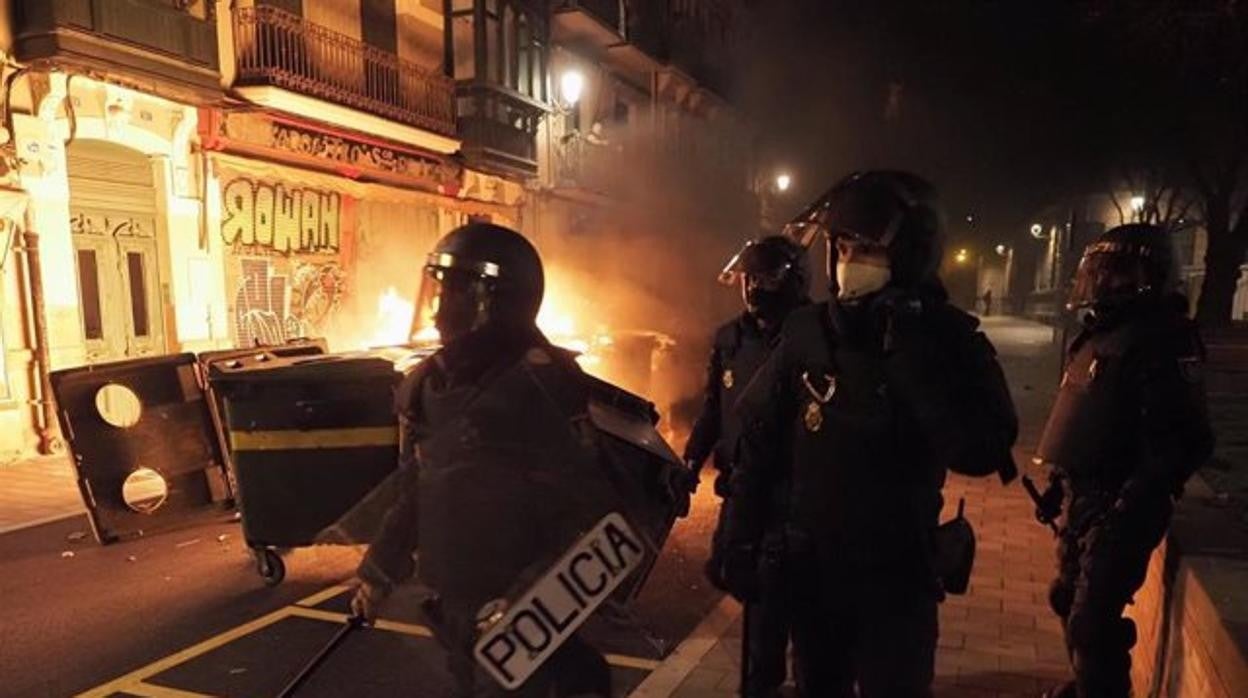 La Policía Nacional interviniendo ante los altercados provocados por los manifestantes.