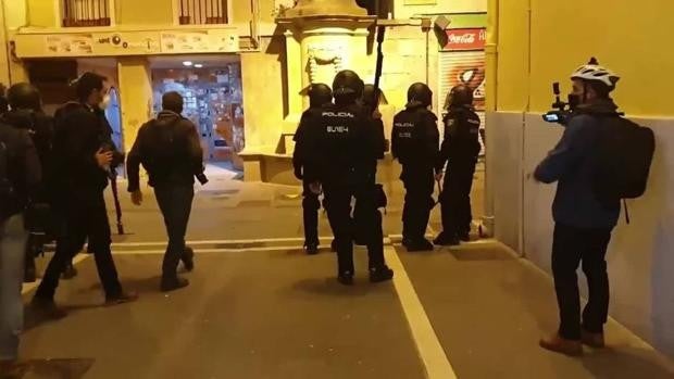 Tres policías heridos en los disturbios por Hasél