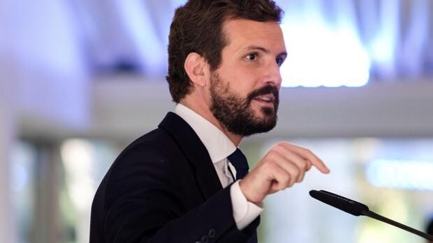 Casado invoca la ley de Partidos para que Sánchez destituya a los ministros de Podemos