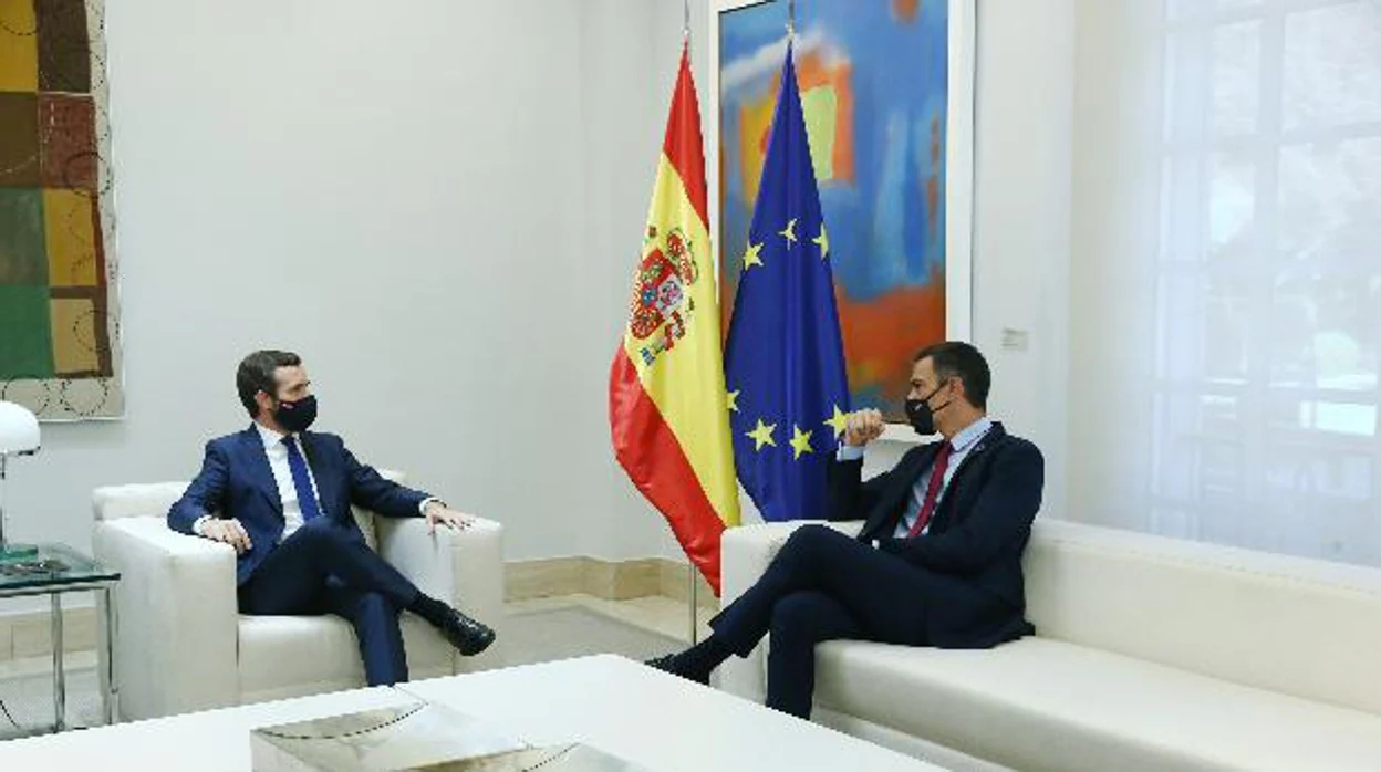 Pablo Casado y Pedro Sánchez, en La Moncloa
