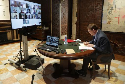 Imagen del presidente de la Generalitat tomada en una reunión con los expertos que le asesoran en materia del Covid-19