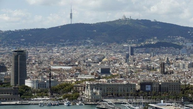 Hallan el cadáver de un hombre en una dársena del puerto de Barcelona