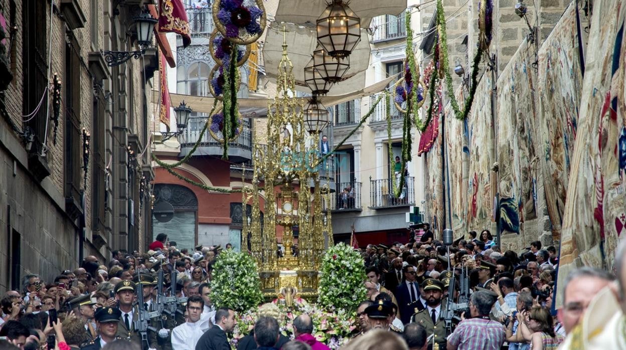 La custodia desfila por la calle Arco de Palacio el día del Corpus Christi