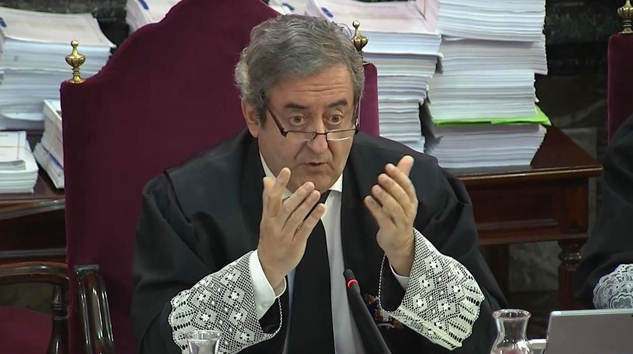 Imagen tomada de la señal institucional del Tribunal Supremo del fiscal Javier Zaragoza durante la segunda jornada del juicio del «procés» en la Sala de Plenos del TS