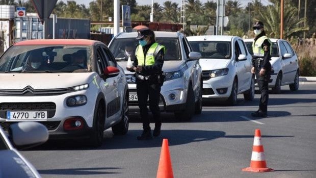 Un restaurante esconde a sus clientes al llegar la Policía por el cierre por el coronavirus en Elche