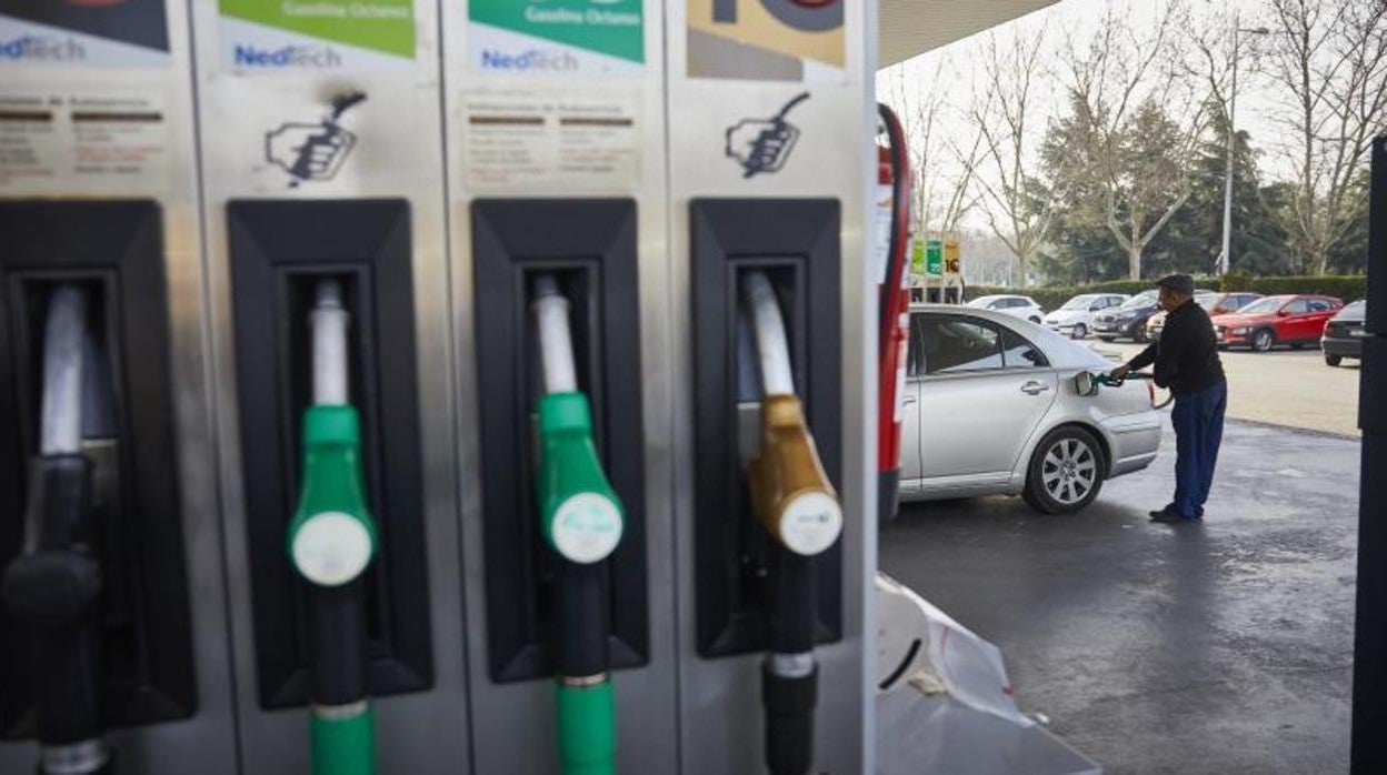 Un usuario reposta combustible para su vehículo en una Estación de Servicio de Pozuelo de Alarcón