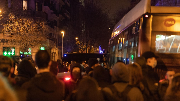 Los Mossos intervienen durante la octava noche de protestas por Hasel tras el lanzamiento de botellas