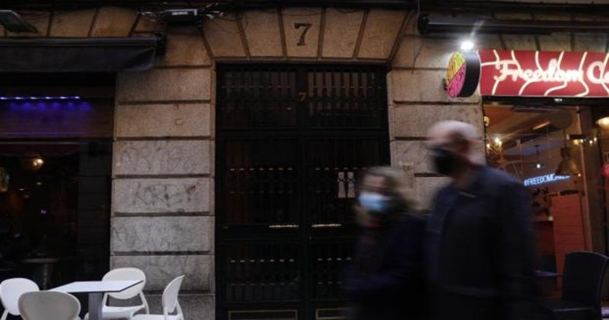 Dos personas caminan por la calle