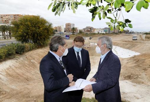 Ximo Puig (centro) y Juan Antonio Gisbert, (derecha) en la visita a las obras en Alicante con un técnico