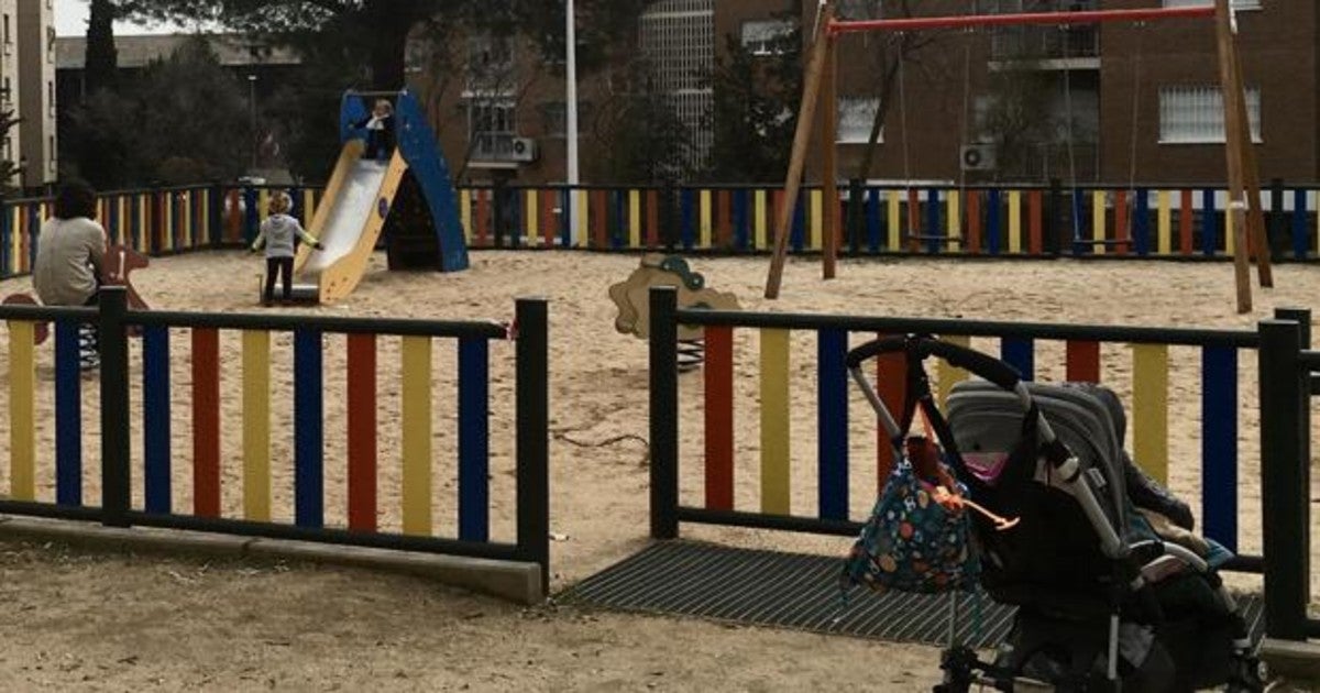 Ya se puede ver a los niños jugando en los parques, como en la imagen, en el parque de Nara