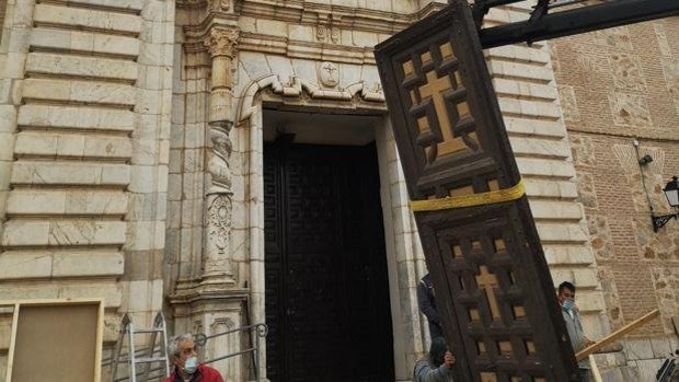 En reparación las puertas del siglo XVIII de la ermita de la Vera Cruz de Consuegra