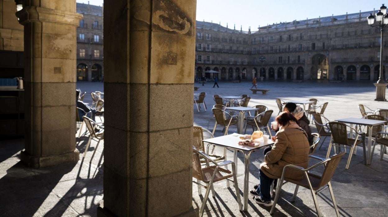 Terrazas abiertas en la Plaza Mayor de Salamanca tras el cierre del interior de la hostelería