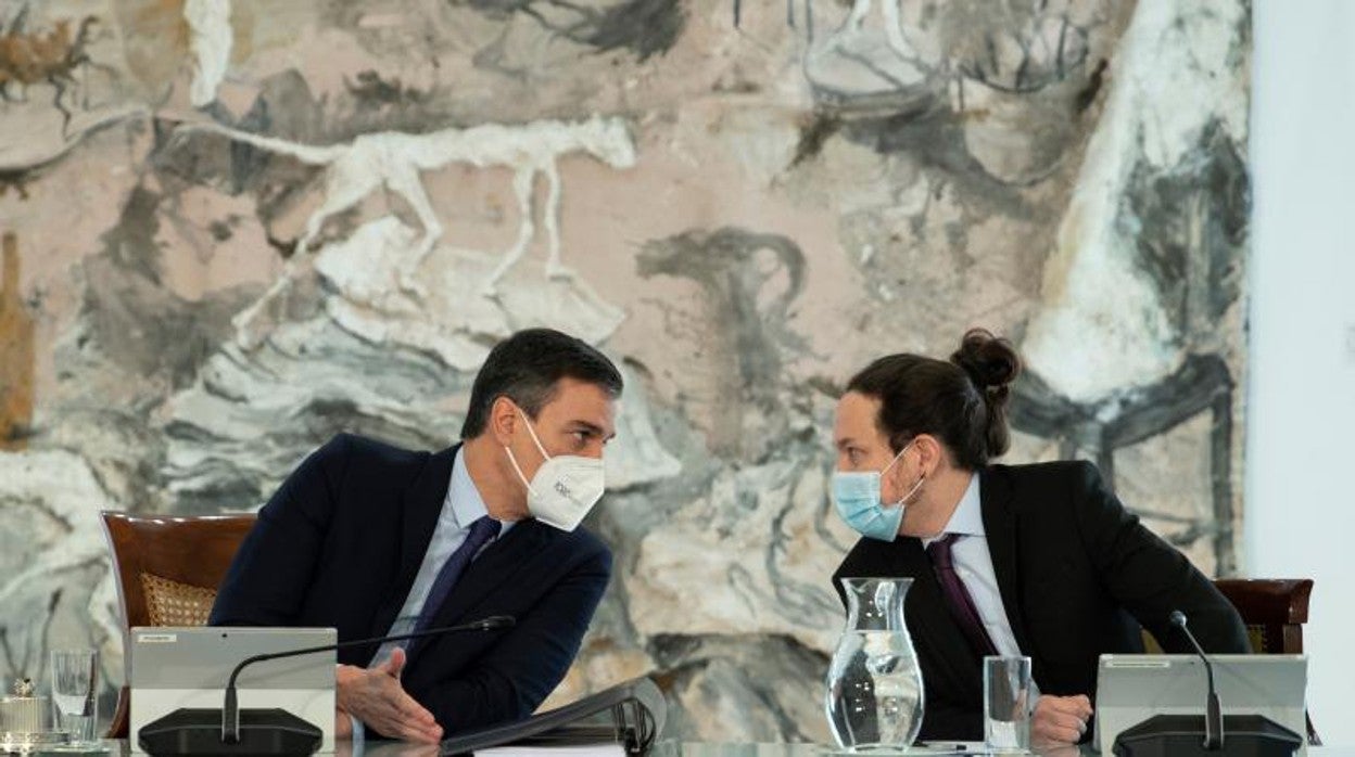 El jefe del Gobierno, Pedro Sánchez, junto al vicepresidente segundo, Pablo Iglesias, ayer en el Consejo de Ministros