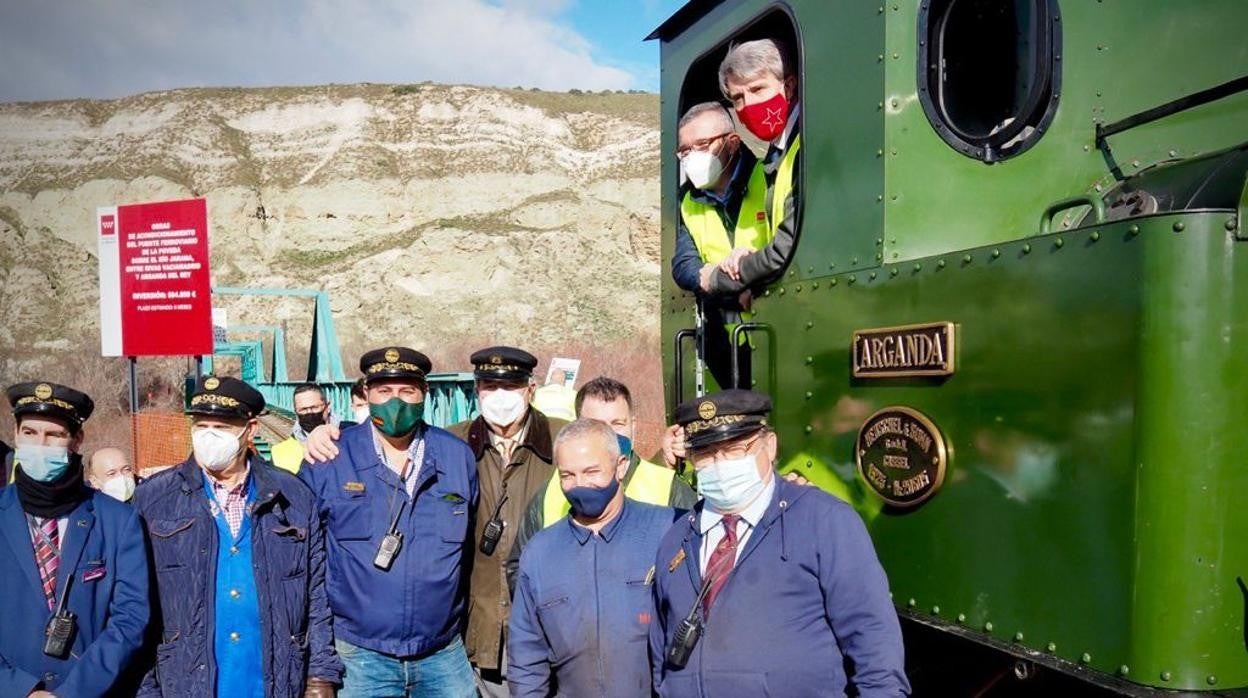 El consejero Ángel Garrido y el alcalde de Arganda, Guillermo Hita, junto a operarios del tren de Arganda
