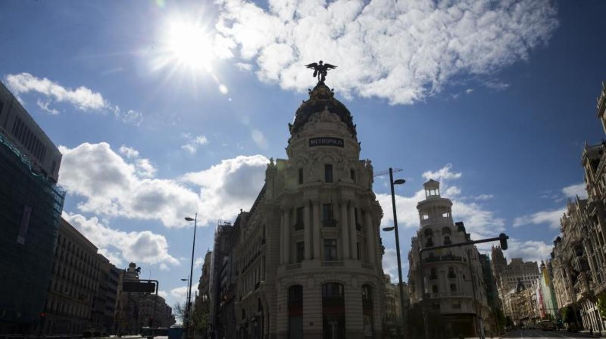 El edificio Metrópoli, situado en la confluencia de las calles de Alcalá y Gran Vía, arterias por las que discurren algunas de las rutas ofertadas