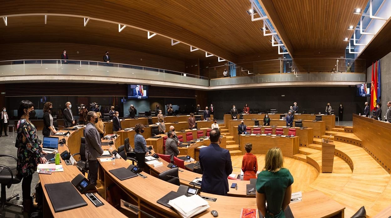 Minuto de silencio por Rafael Gurrea Indurain, expresidente de la Cámara, en el Parlamento de Navarra (UPN)