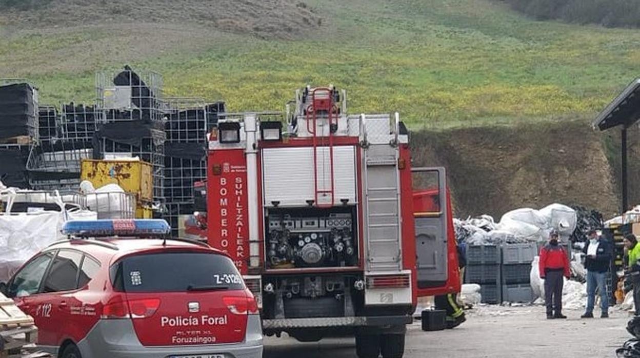 Imagenes de los equipos de intervención de la Policía Judicial y de los Bomberos de Navarr a en la fábrica de Sorauren