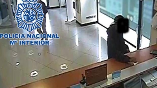 Tres detenidos por distraer a los clientes de un banco de Albacete y robarles 15.000 euros