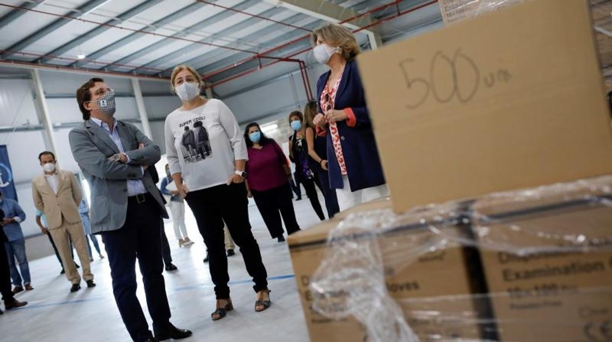 José Luis Martínez Almeida visita un almacén de material Covid-19 junto a las delegadas de Seguridad y Hacienda