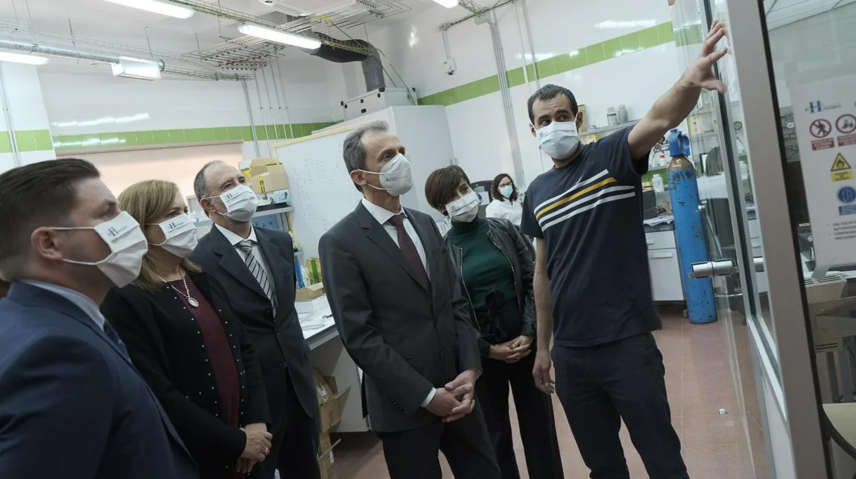 El ministro de Ciencia e Innovación, Pedro Duque, en su visita al Centro Nacional del Hidrógeno de Puertollano