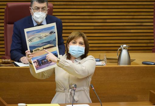 Imagen de la síndica del PP, Isabel Bonig, durante la sesión de control en las Cortes Valencianas