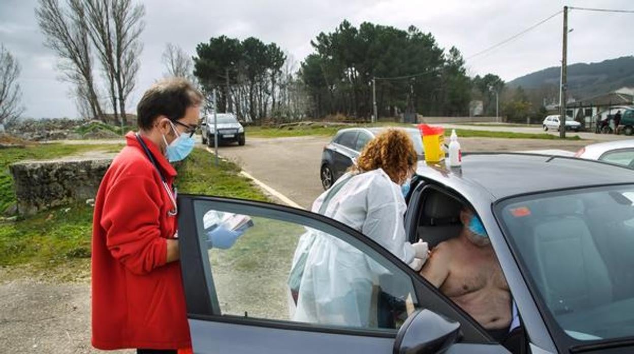 Pacientes dependientes se vacunan desde el coche en la provincia de Salamanca