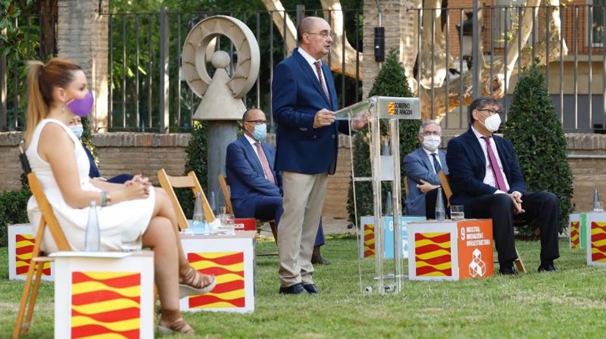 El presidente aragonés, Javier Lambán, en una comparecencia pública junto a miembros de su Gobierno PSOE-Podemos-PAR-Chunta, en el verano de 2020