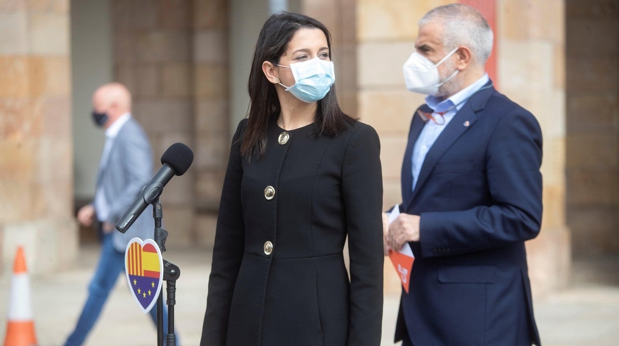 La presidenta de Cs, Inés Arrimadas, y su líder en Cataluña, Carlos Carrizosa, frente al Parlament