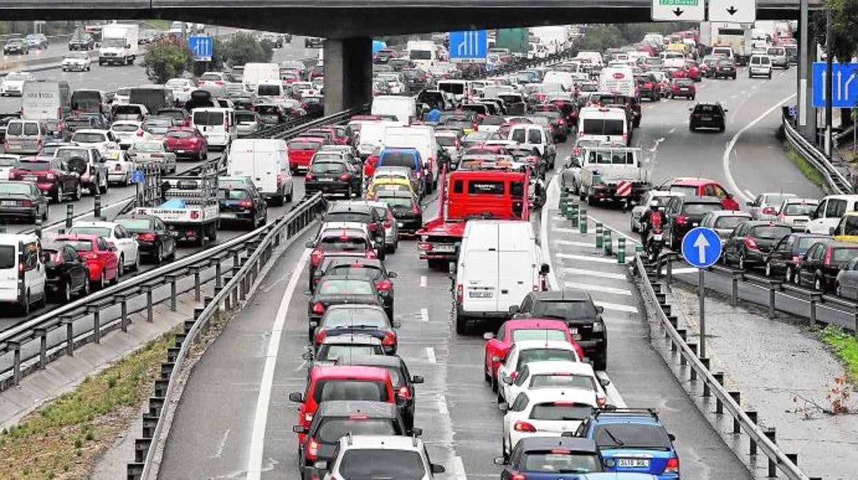 Imagen de archivo de un atasco en la M-30 durante la hora punta