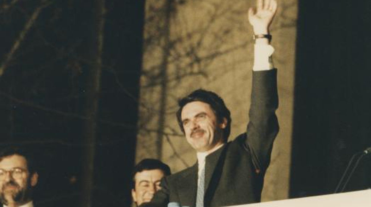 José María Aznar, en el balcón de Génova, la noche del 3 de marzo de 1996