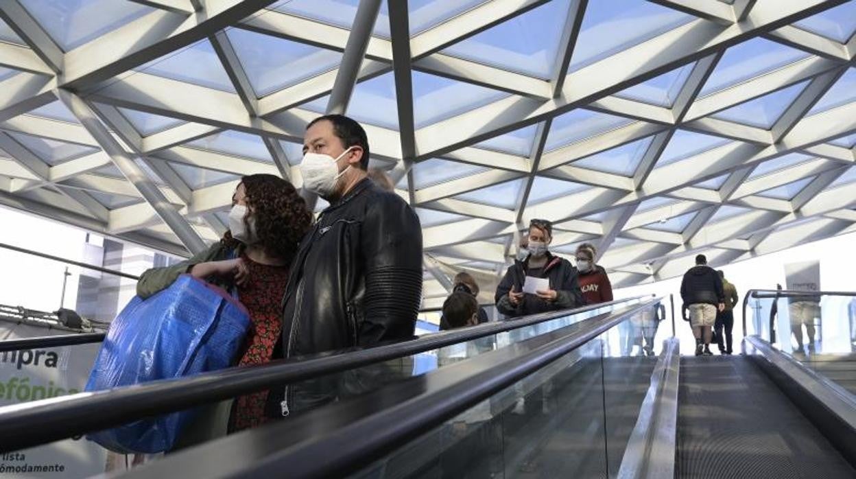 Clientes en un centro comercial de la ciudad de La Coruña, este fin de semana