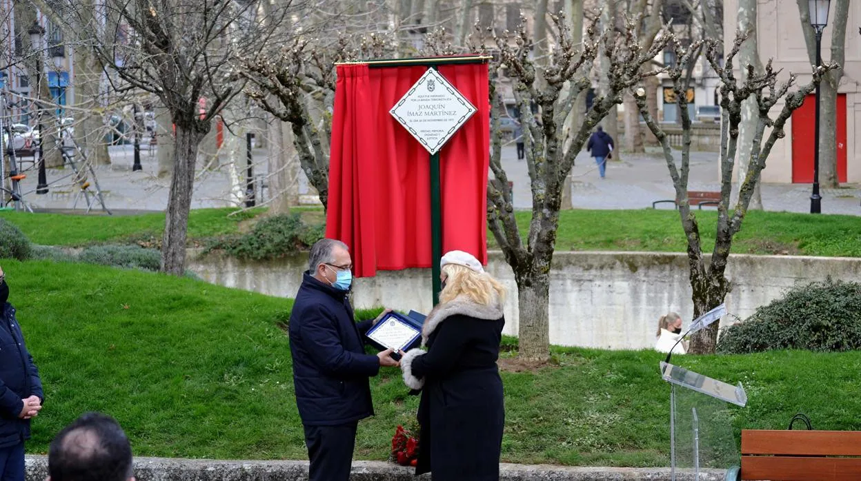 Un momento de la entrega de la placa a la familia de Joaquín Imaz por parte del alcalde de Pamplona.