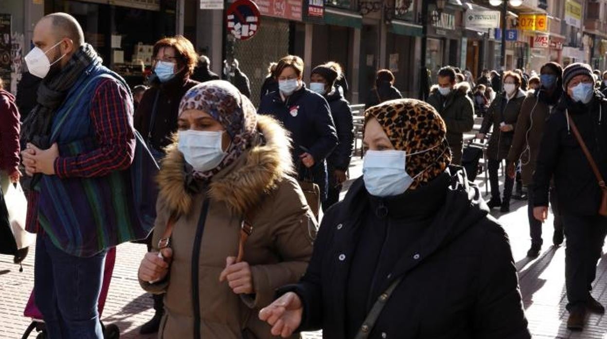 Viandantes con mascarillas en una calle del centro de Zaragoza