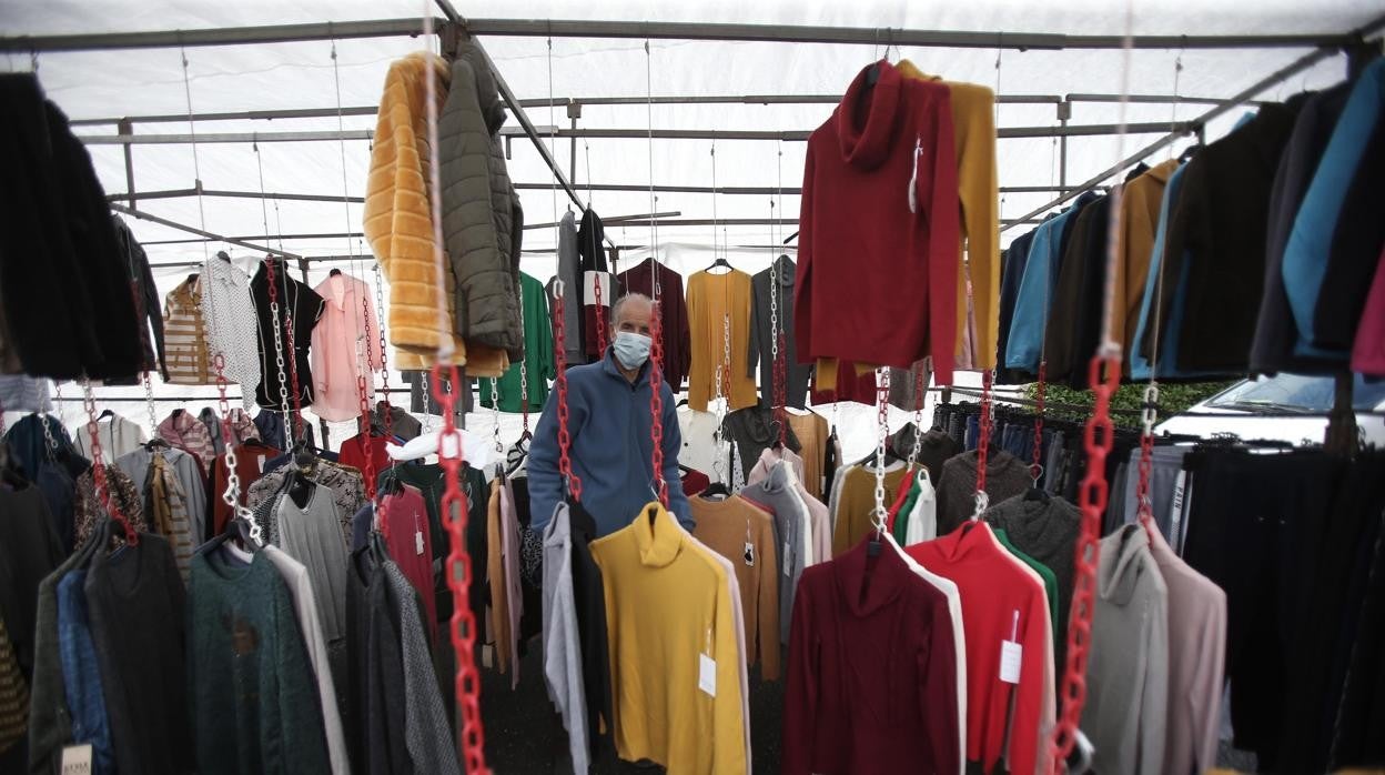 Un vendedor en el mercadillo de Santiago, que se celebra los jueves