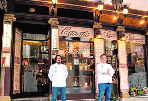 Los hermanos Mario y Raúl Carabias en las puertas de su bar Musicarte de Salamanca