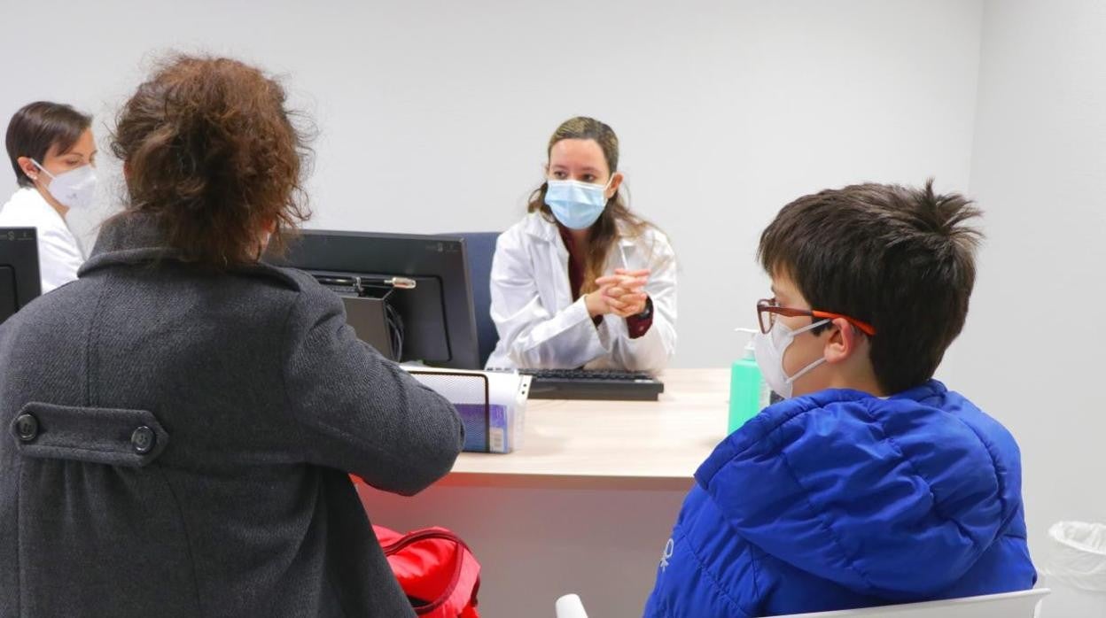 Un niño este lunes en una de las consultas de la especialidad