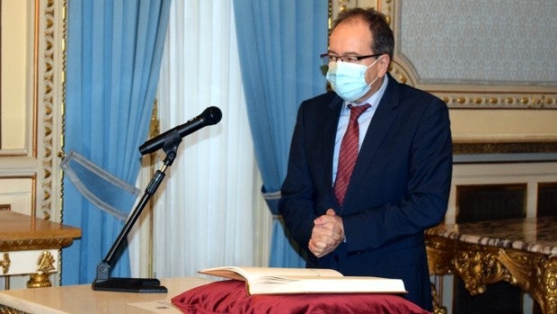 El presidente del Consejo de Transparencia se reunió con Carmen Calvo nada más ser nombrado