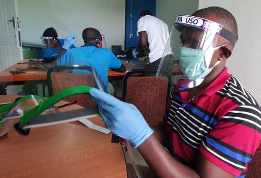 Imagen de unos ciudadanos tanzanos elaborando mascarillas recicladas tomada en la ciudad de Dar es Salaam,