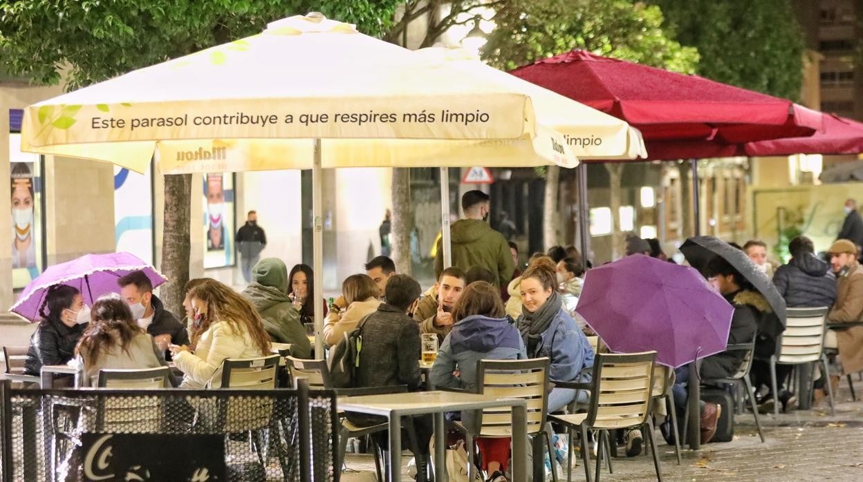 La hostelería sólo puede atender por ahora en terraza en Castilla y León por las restricciones del Covid-19